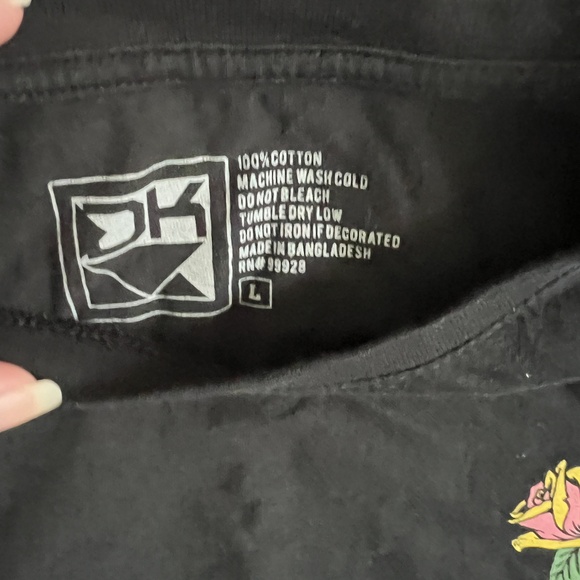 DK Dikotomy Short Sleeve T-shirt Women's Large Black Graphic Skeleton Hand Rose - Picture 2 of 4